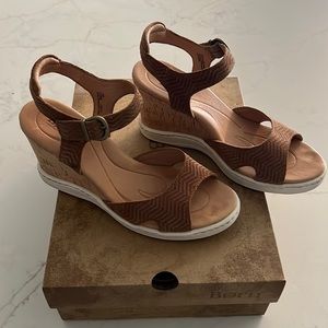 Born, trendy neutral wedge!